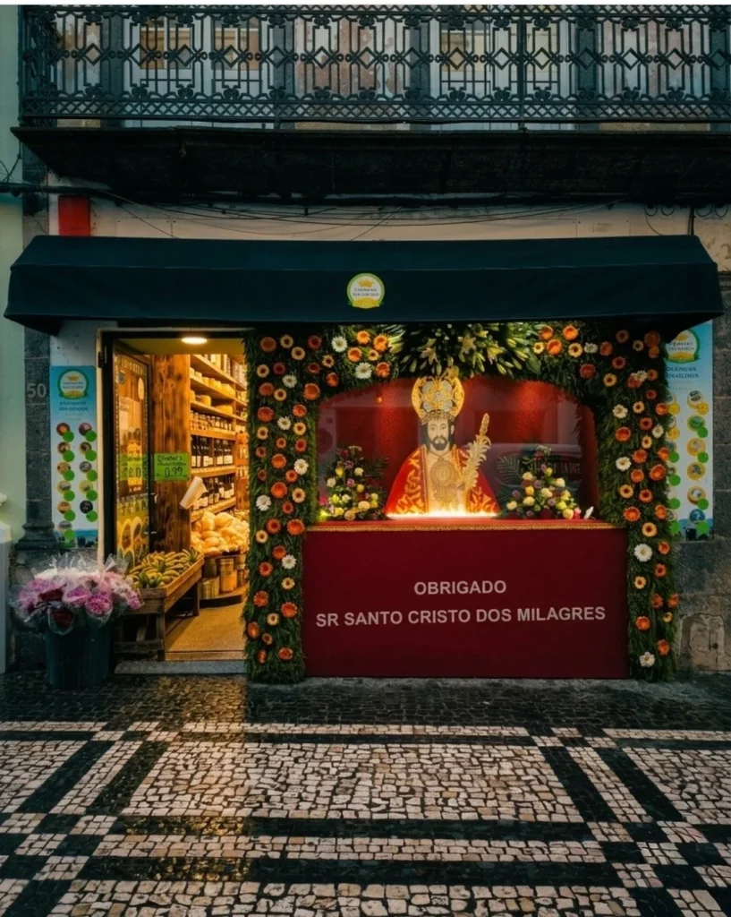 Montra do Senhor Santo Cristo dos Milagres na loja O Principe dos Queijos