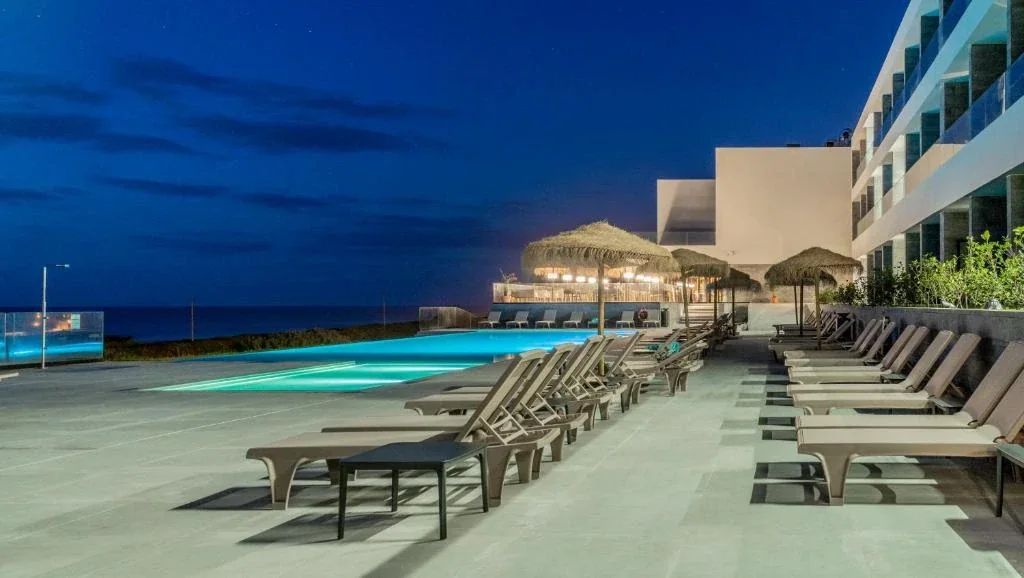Piscina exterior do Hotel Verde Mar & Spa ao anoitecer
